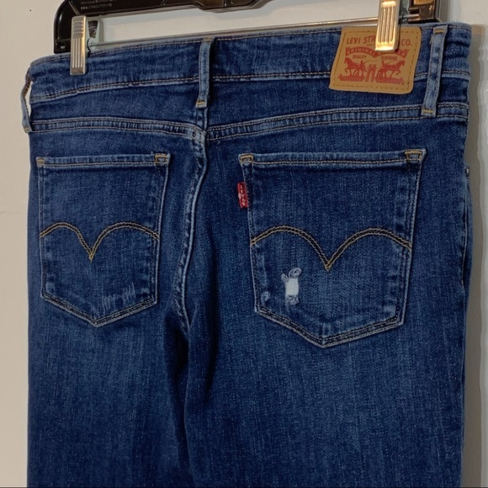 EUC Levi’s 711 Skinny distressed denim jeans